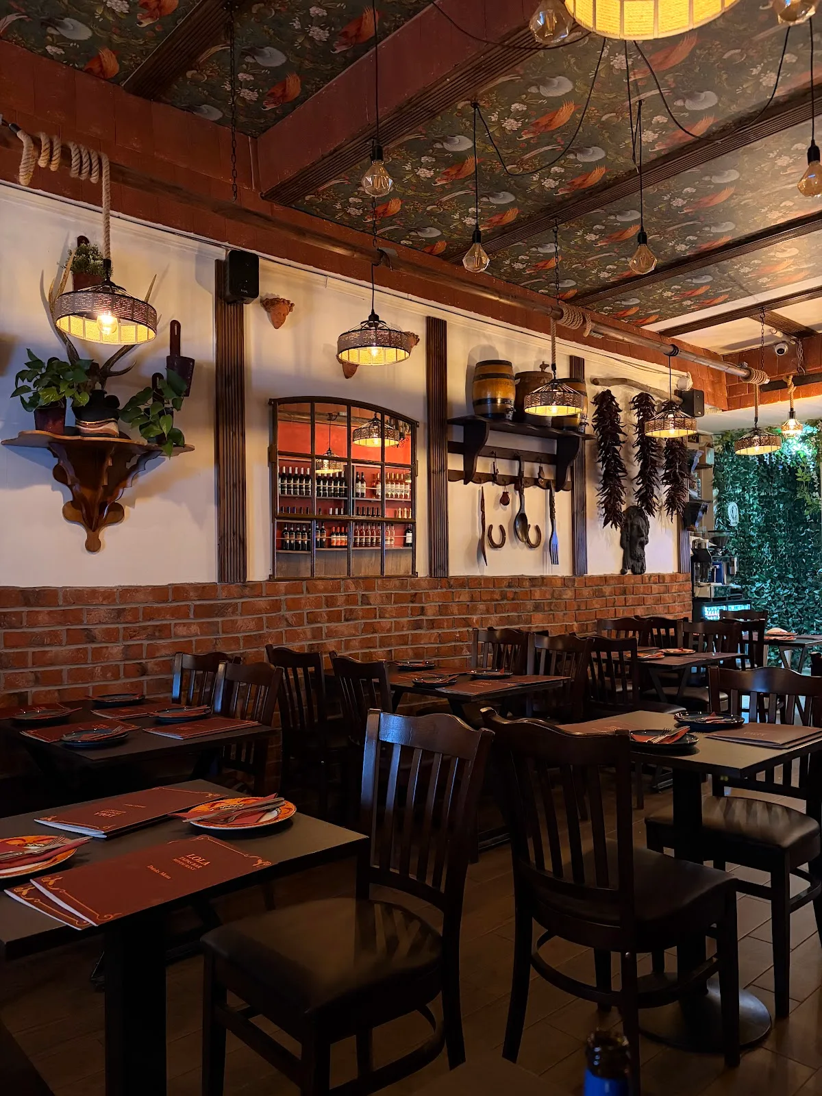 Lola Tapas & Wine - Restaurant Oval
