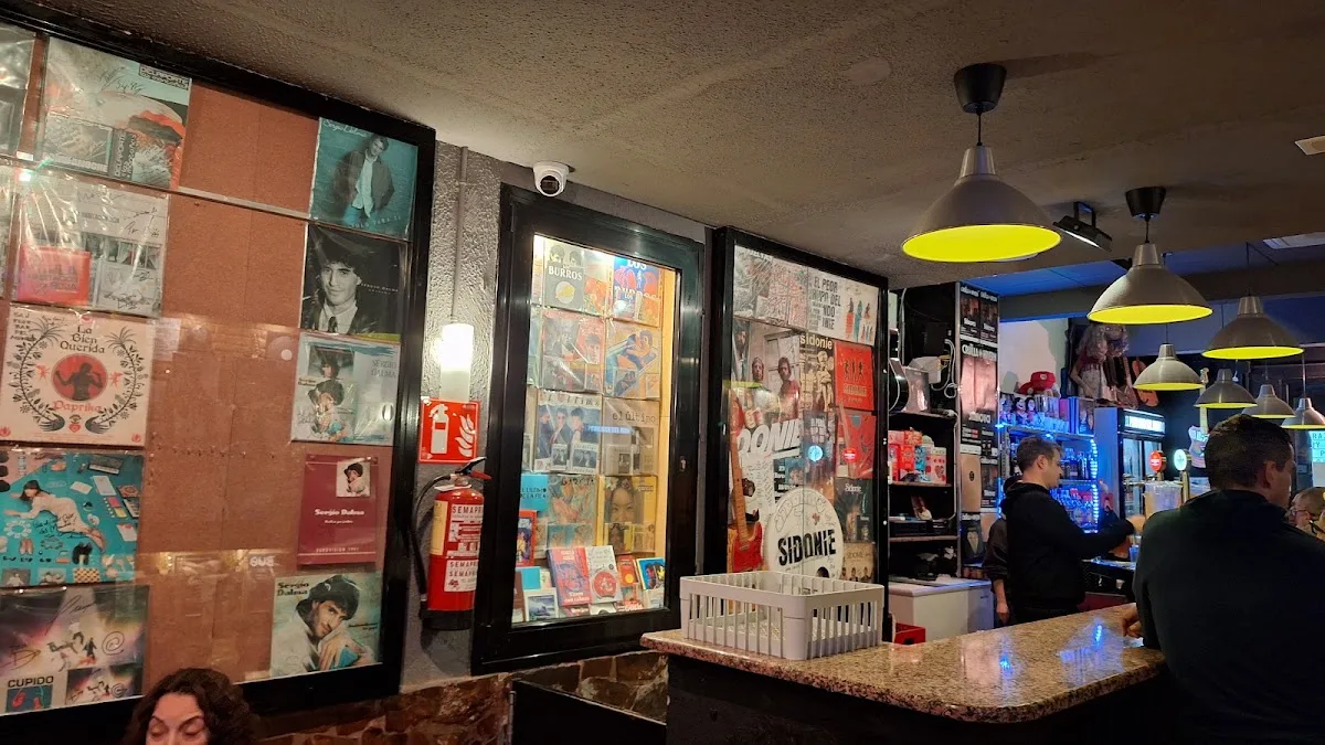 SIDONIE - The world's worst bar