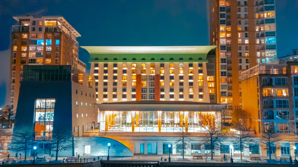 Canary Riverside Plaza Hotel
