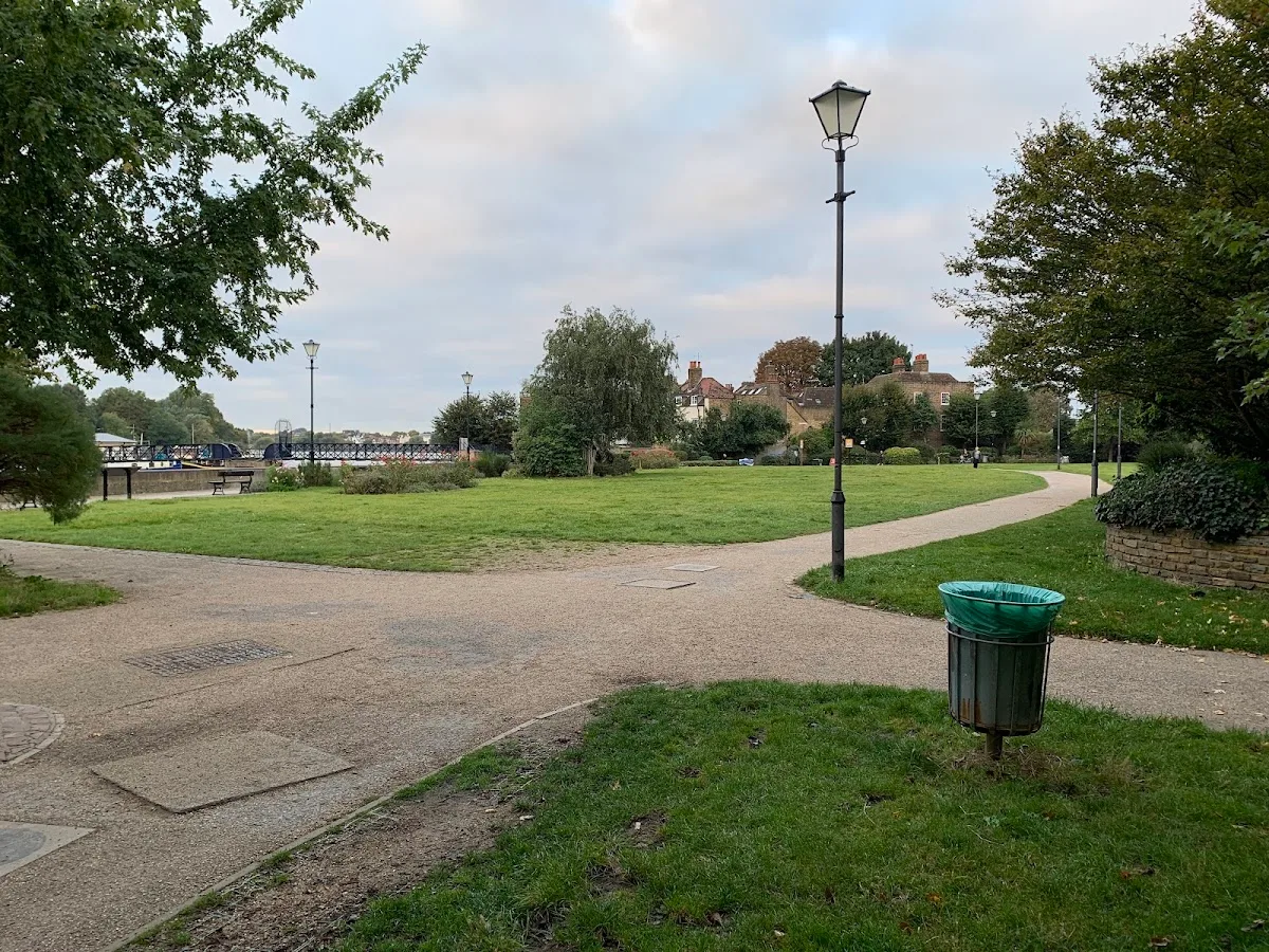 Furnivall Gardens