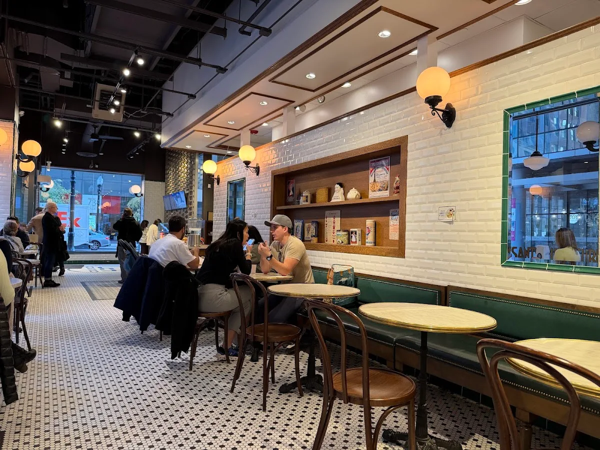 Léa French Cafe Lake Street