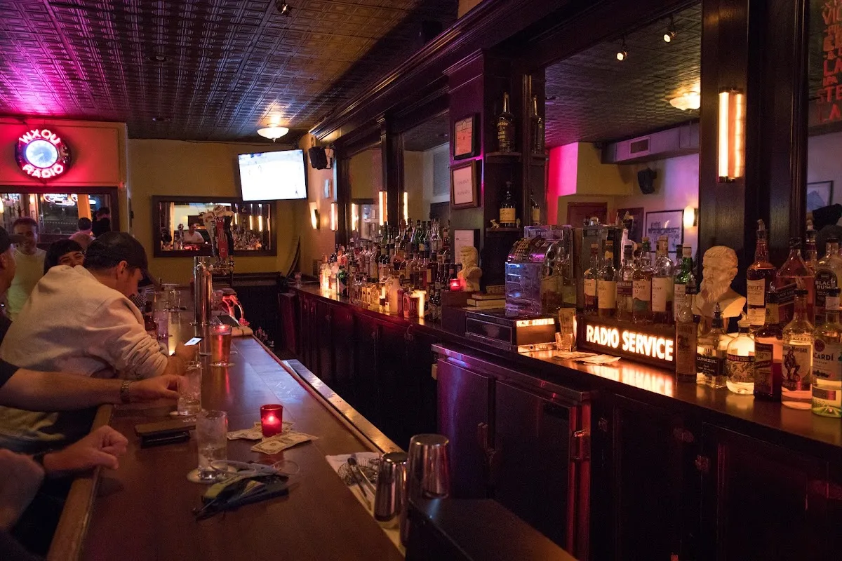 WXOU Bar