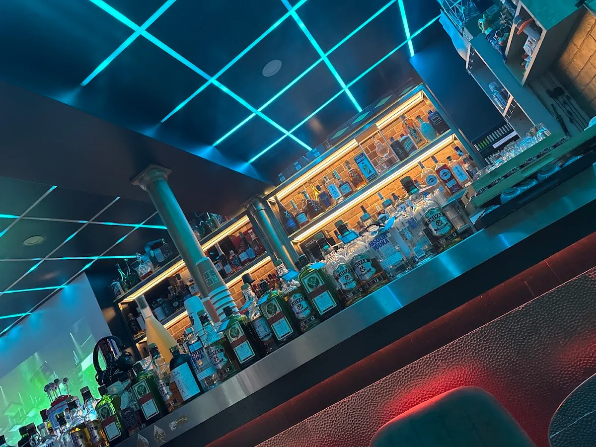 SPACE BAR KTV (瘾)