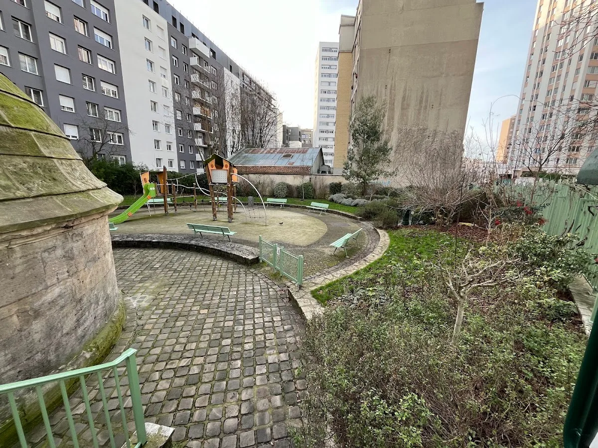 Regard de la Lanterne Garden