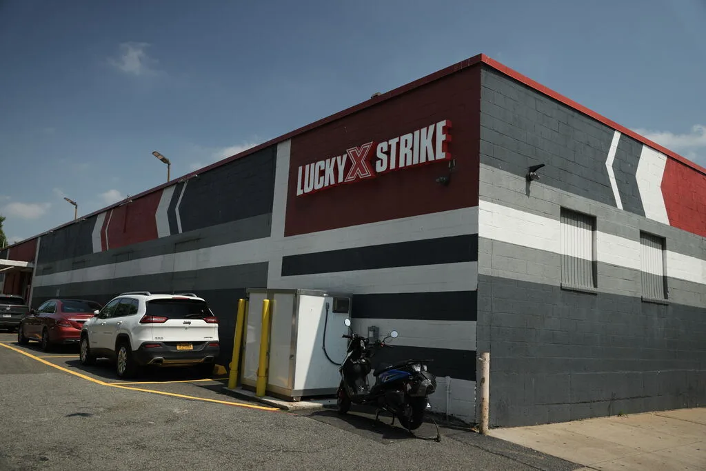 Lucky Strike Queens