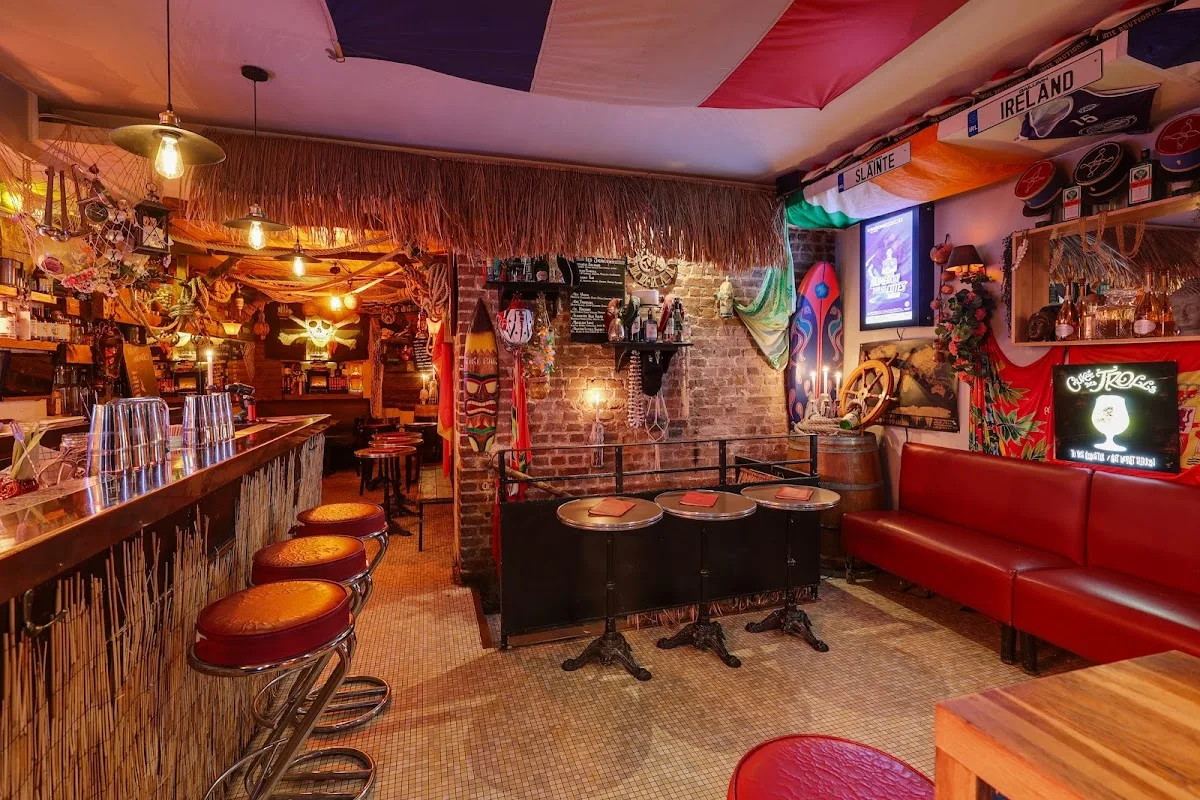 Les Timbrés Cocktails Bar - Restaurant