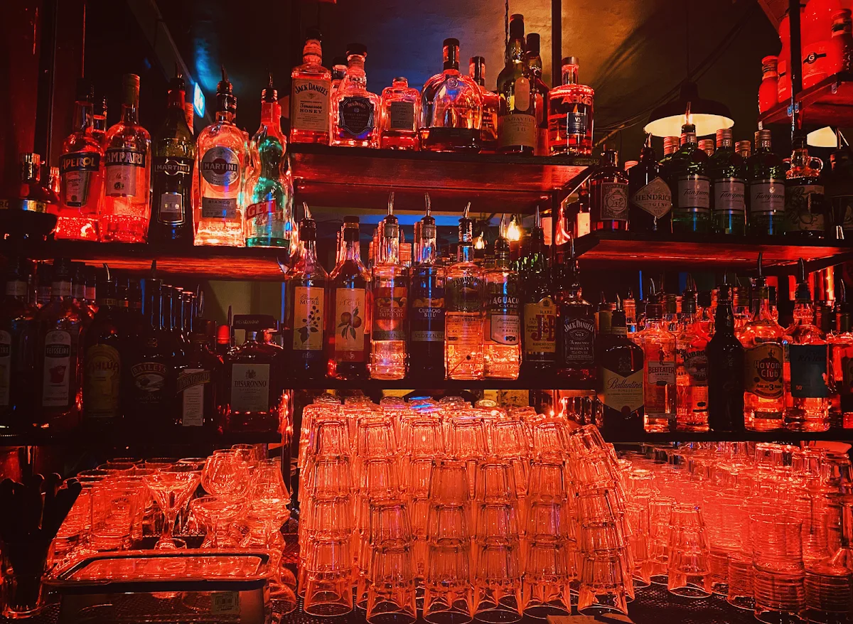 Au Bon Endroit Bar