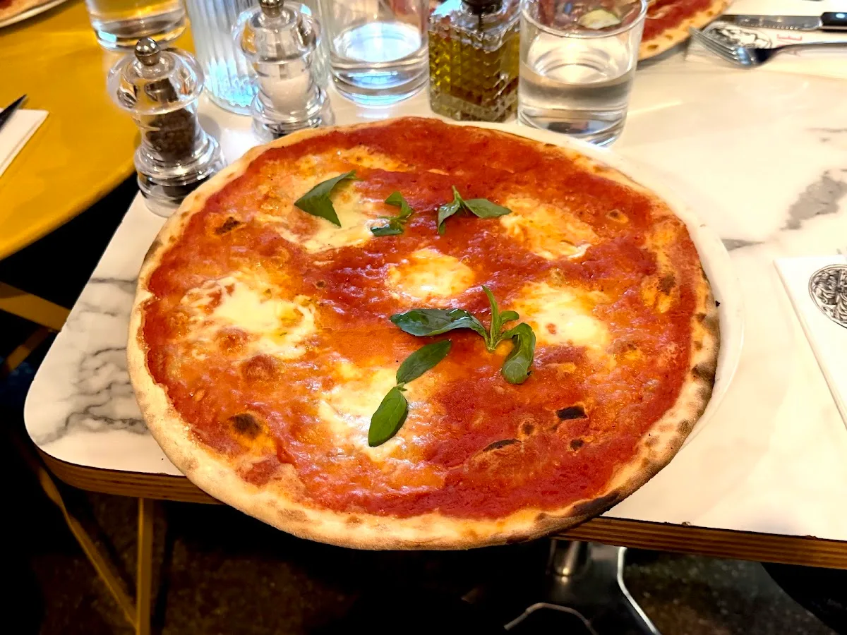 AVE Pizza Romana - République