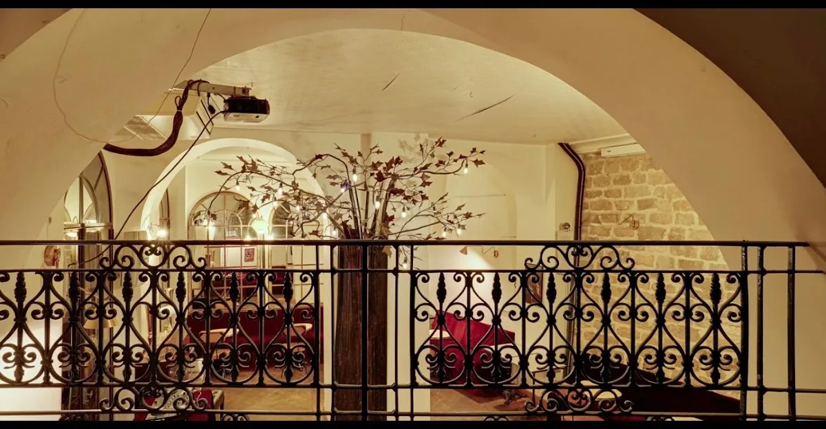 Les Darons Wine Bar