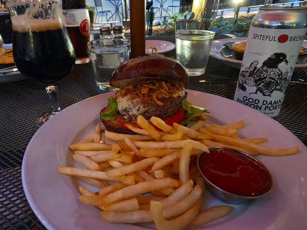 D4 Irish Pub & Cafe