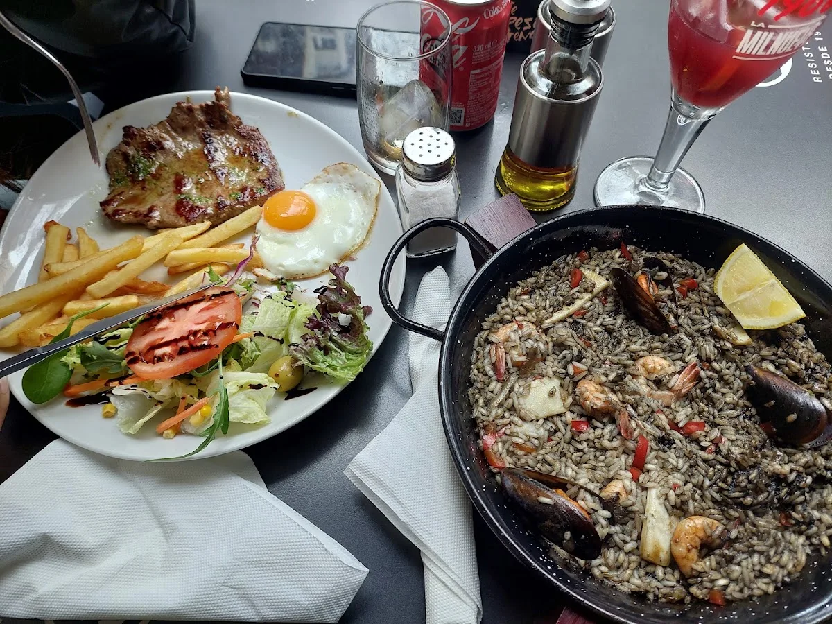 Holiday Bar & Restaurant