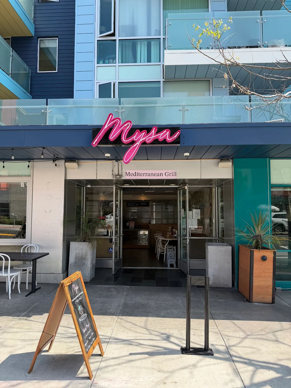 The Hive Superfood Eats & Organic Cafe - Santa Monica