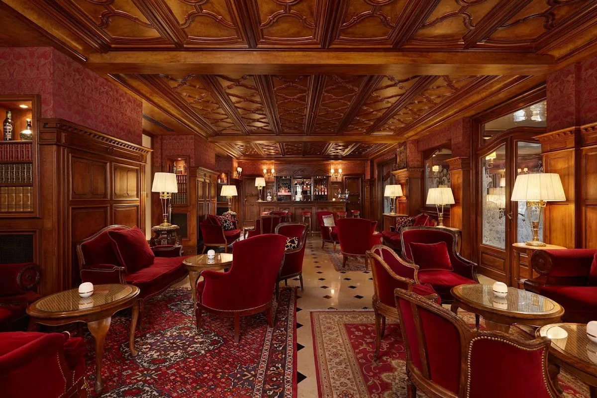 Restaurant, Terrasse et Bar Anglais de l'Hôtel Regina