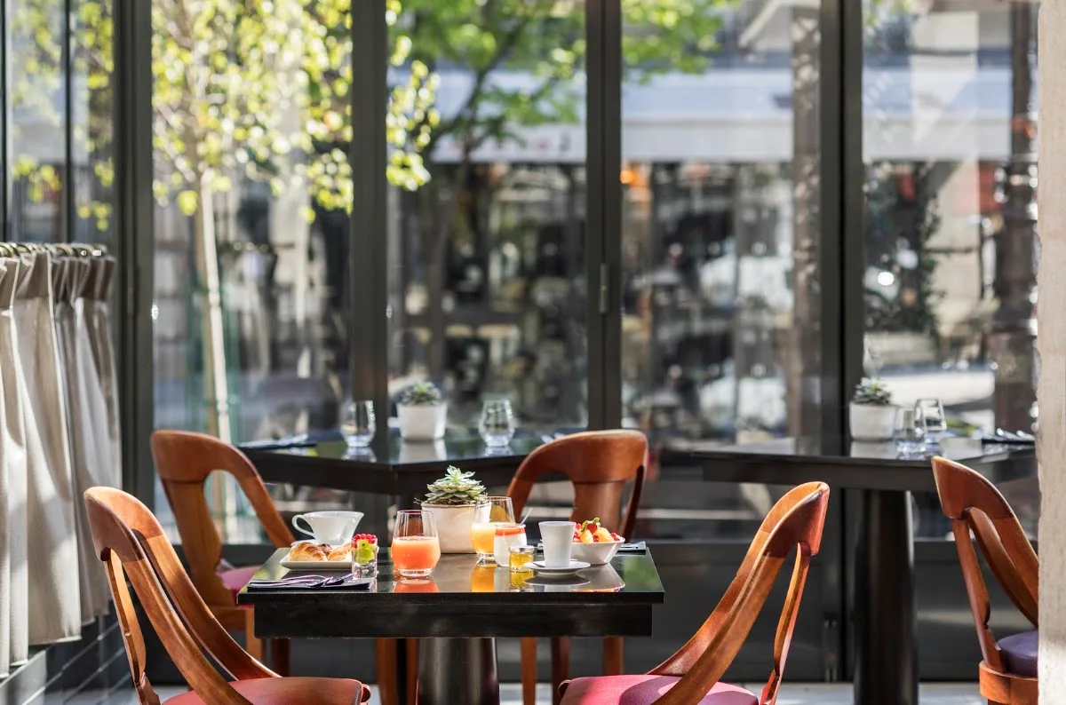 Le Champs-Elysées | Restaurant & Bar