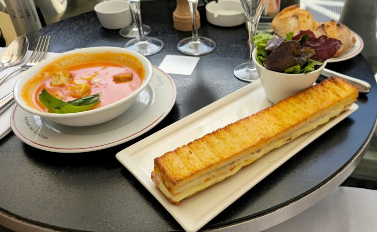 Le Café Marly