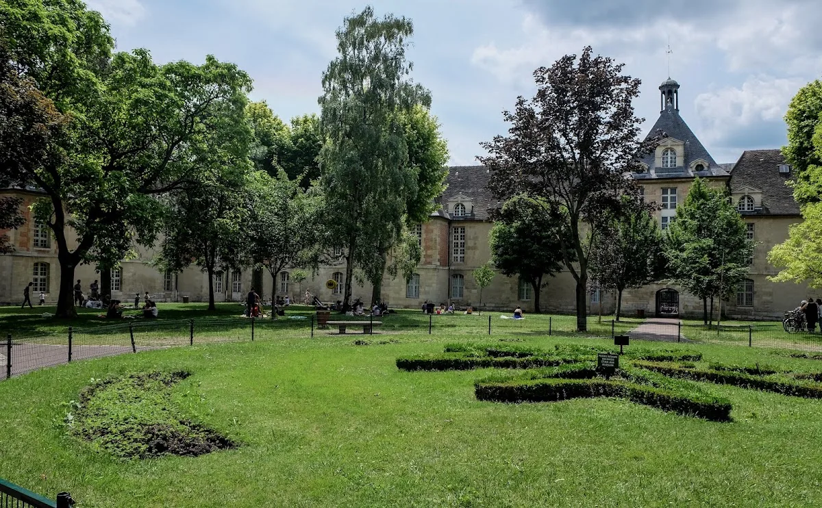 Hôpital-Saint-Louis Garden
