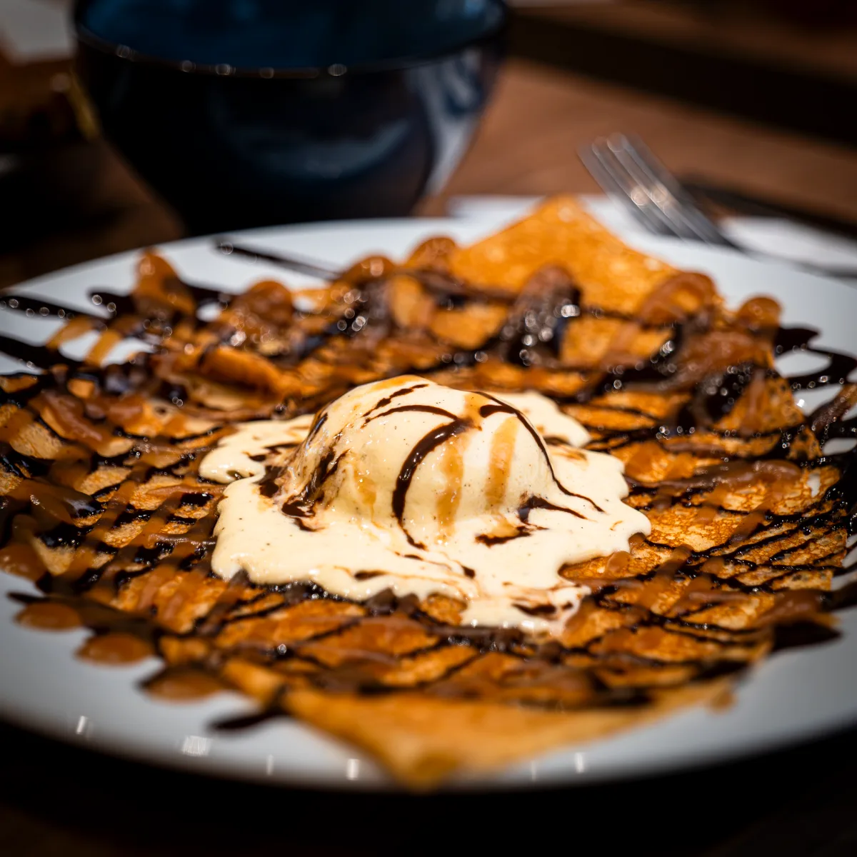 Lucette fait des crêpes