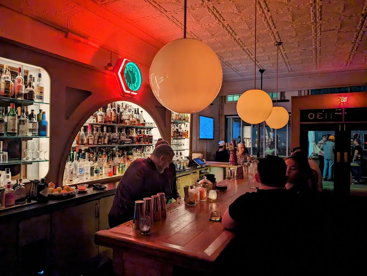 Howards Bar & Club