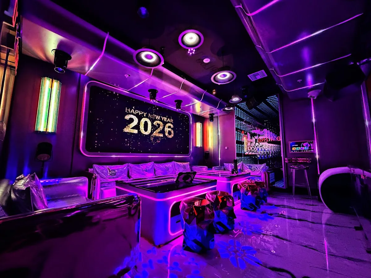 晚装PLUS KTV｜D'VINE PLUS KARAOKE MUSIC RESTAURANT