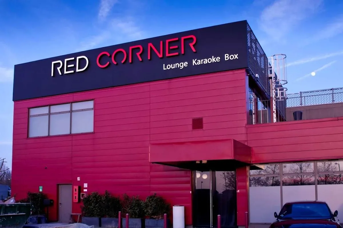 Red Corner, Bar Ambiance - Terrasse Rooftop - Karaoké Box
