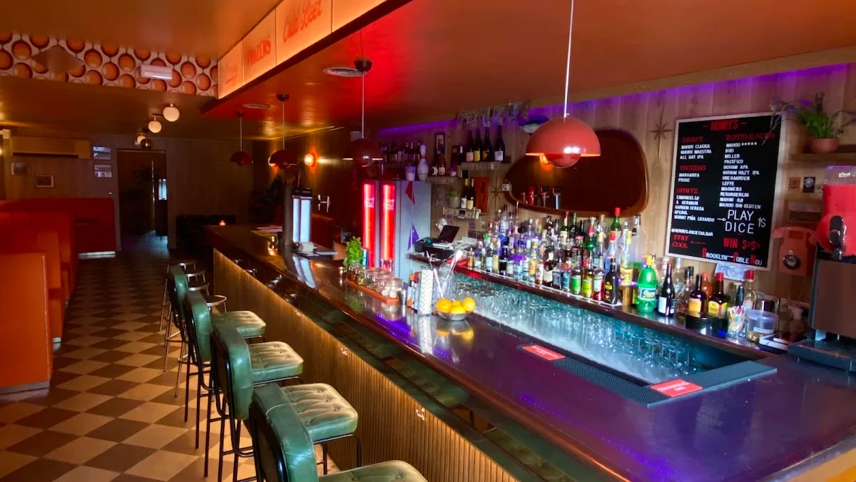 Henry's Bar