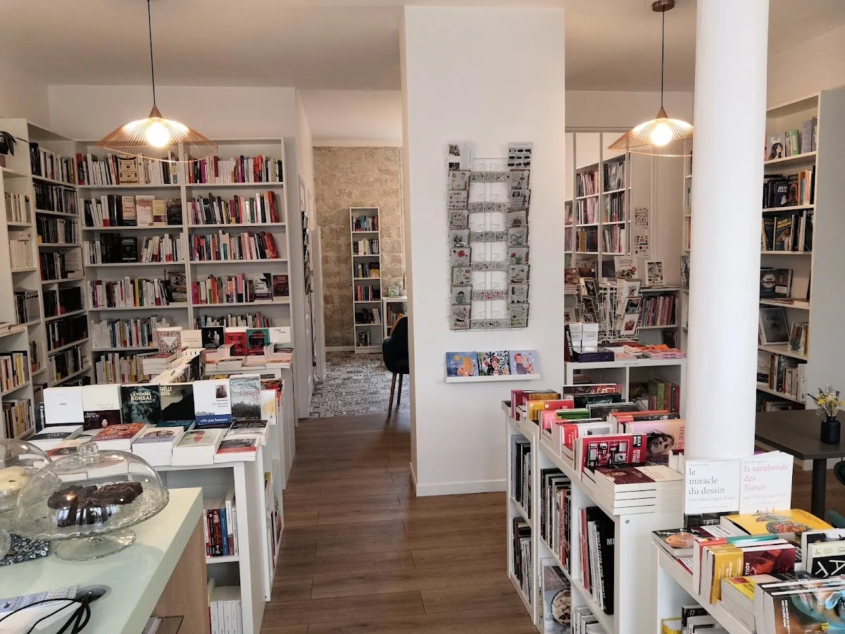 Librairie Flora lit