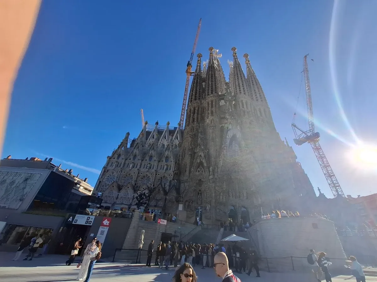 Gaudi Square - Plaça de Gaudí