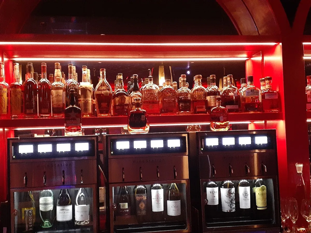Redd's Piano Bar and Lounge