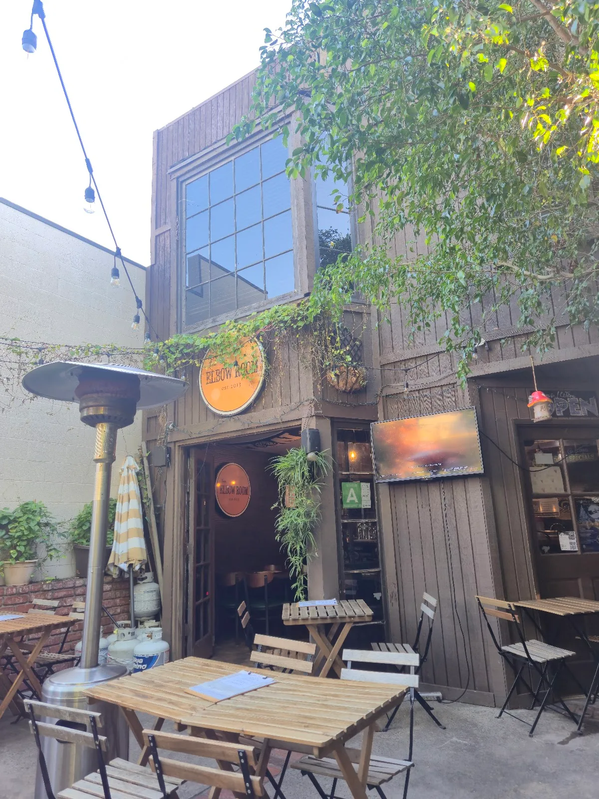 Thee Elbow Room