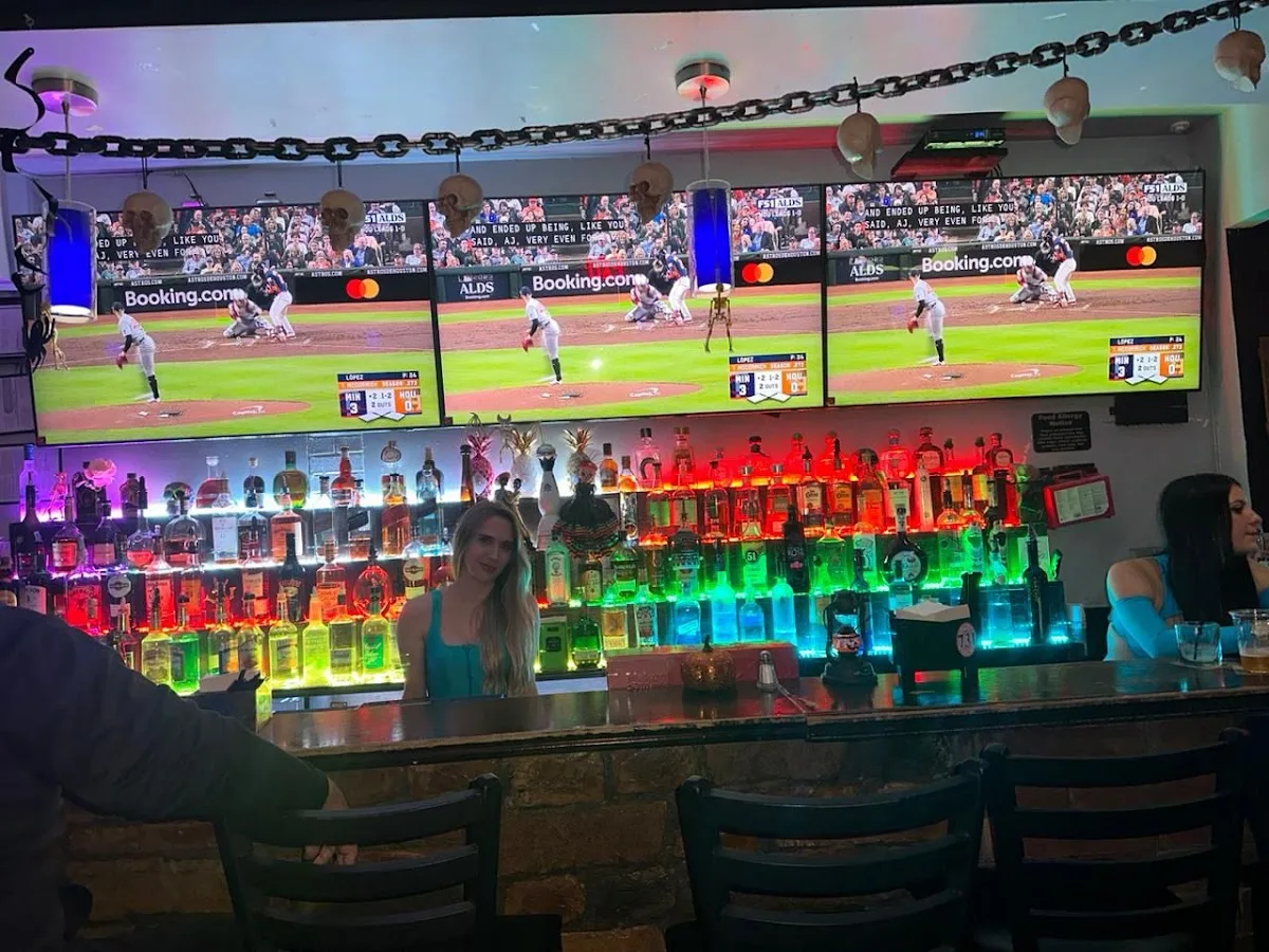 T - Mezcal & Roca Bar
