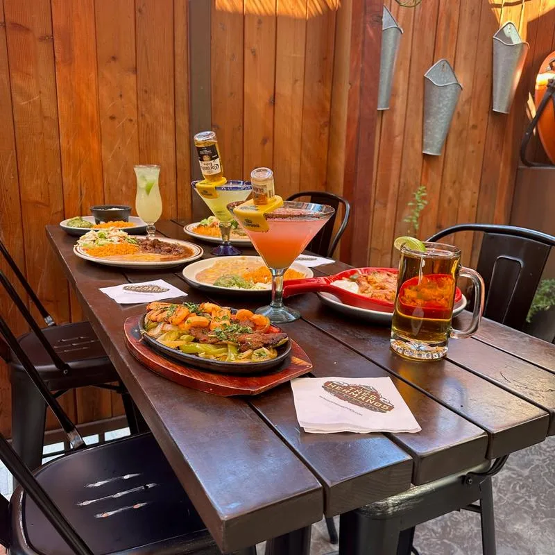 Los Tres Hermanos Bar and Grill